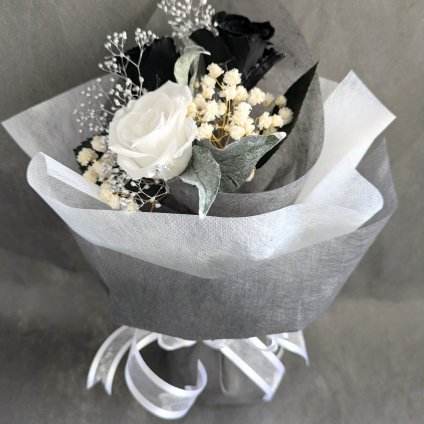 プリザーブドフラワー／黒と白薔薇のシックな3輪花束