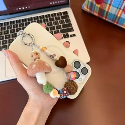 スマホストラップ ハンドストラップ スマホチャーム キーホルダー バッグチャーム 韓国風 きのこ ハート ビーズ 毛糸 かわいい おしゃれ 落下防止 携帯ストラップ レディース