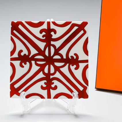 エルメス 食器 HERMES ガダルキヴィール レッド 211059P 11cm プチカレ スクエアプレート No.2 小皿 洋食器 211059P 【スペシャルラッピング660円(別売り)】 誕生日 還暦祝い 結婚祝い 結婚式 バレンタイン 高級 ホワイトデー 父の日 母の日 即日発送