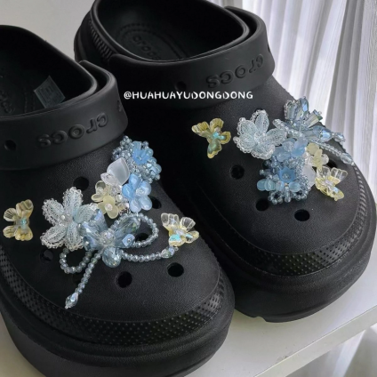 シューズアクセサリー 12点セット シューズチャーム 靴飾り サンダルアクセサリー デコパーツ 蝶 花 フラワー クリスタル風 キラキラ 透明感 かわいい おしゃれ レディース 大人 子供