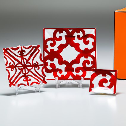 エルメス 食器 HERMES ガダルキヴィール レッド スクエアプレート 3枚セット プチカレ No.1 No.2 No.3 011813p 小皿 洋食器 11813P 【スペシャルラッピング660円(別売り)】 誕生日 お中元 還暦祝い 結婚祝い 結婚式 バレンタイン 高級 ホワイトデー 父の日 母の日 即日発送