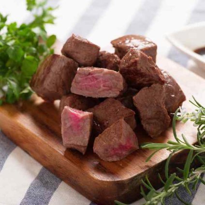 信州アルプス牛 サイコロステーキ モモ 300g 国産 ブランド牛 信州牛 牛肉 ステーキ肉 和牛の旨味 高級 ギフト 贈答 熨斗対応 お取り寄せ グルメ お中元 お歳暮 内祝い 敬老の日 父の日 母の日 プレゼント 贅沢 冷凍