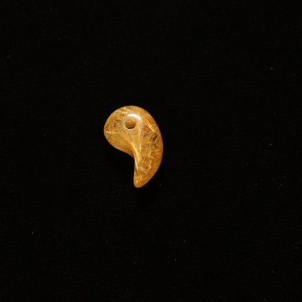 天然石 勾玉ゴールドルチル 約0.8g ルチルクォーツの魅力を閉じ込めた勾玉 お守り GHM46 交換用ゴム＆巾着付 財運 石 京海堂