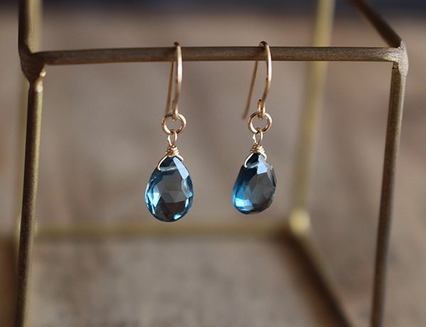 ロンドンブルートパーズ＜ペアシェイプ＞のピアス（K14GF 