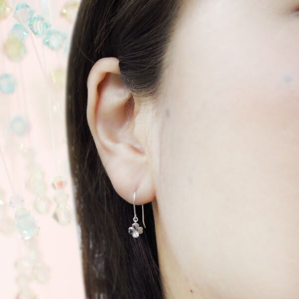 クローバーピアス 四つ葉 ダイヤモンド ピアス フックピアス 18金 