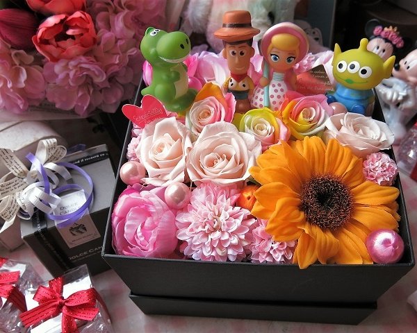 ひまわり入り トイストーリー 花束風 フラワーギフト 箱を開けて
