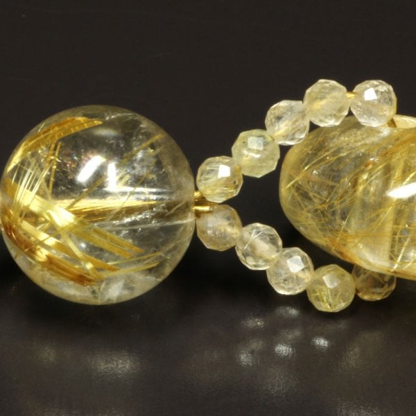 開運ギフト】 高級感あふれる天然石勾玉［金針の存在感が凄い