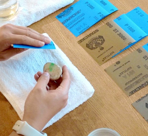 磨いて育てる。プロ仕上げ』(ドイツ製高精度磨き7000番まで12枚の紙