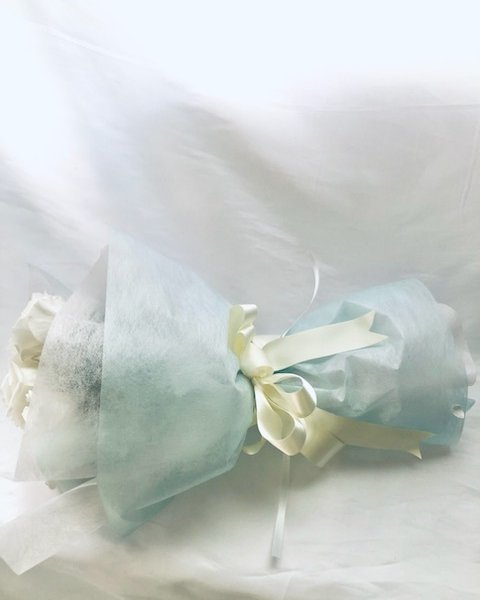 プリザーブドフラワー白い大輪の薔薇5本のふんわり花束ラッピング