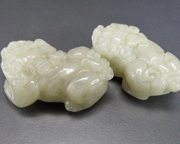 財運の象徴☆白翡翠の貔貅☆天然石 薄目豆緑色ひすいヒキュウ貔貅本翡翠硬玉天然石2点ペア置物風水物蓄財