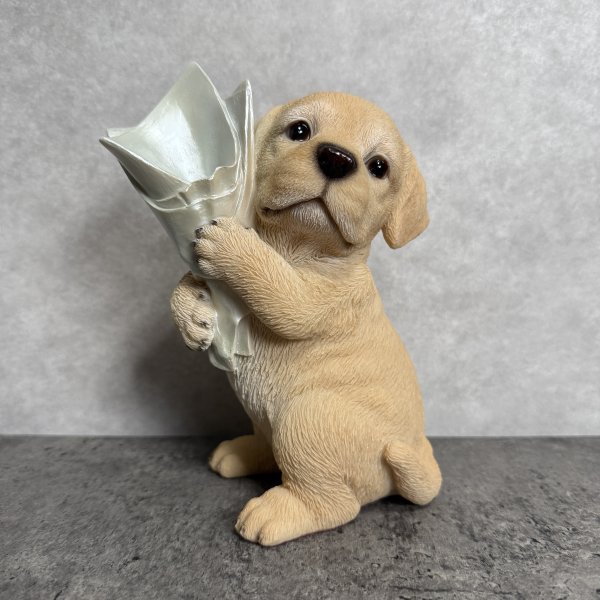 犬 置物 小さい かわいいブーケを持つラブラドールレトリバー 一輪挿し