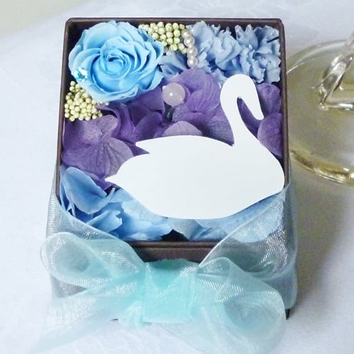 プリザーブドフラワー「Swan Lake Box」 ギフト 湖の白鳥 天然石入り