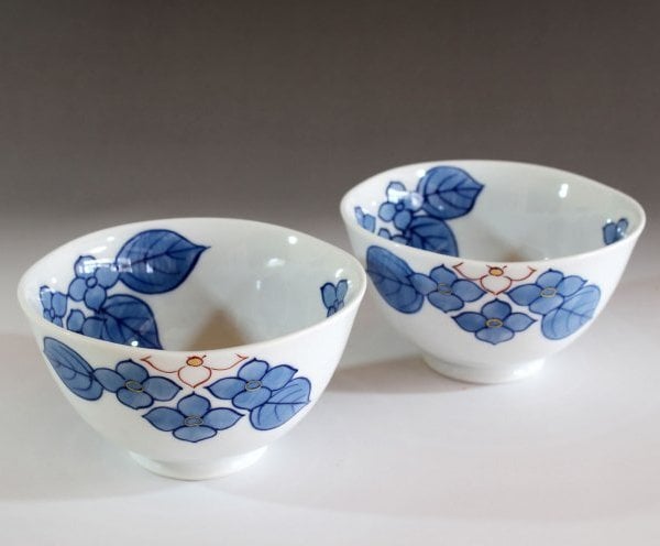 有田焼 陶芸家 藤井錦彩作 染付紫陽花絵波渕ご飯茶碗ペアセット 文字