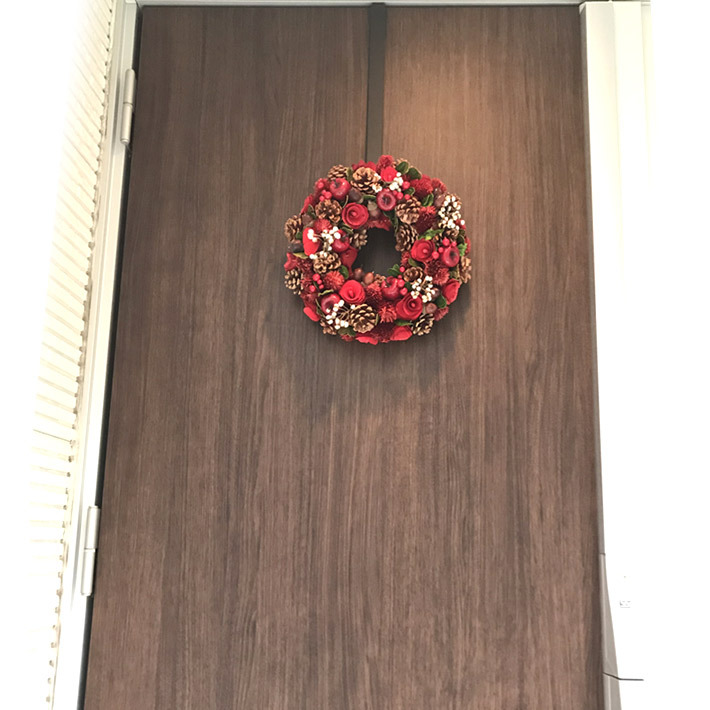 クリスマスリース 32cm 赤 りんご バラ 松ぼっくり Natural Wreath Red