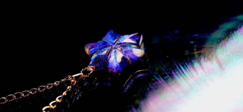 彩虹の花』 雪の結晶のようなガラス花 変幻自在な煌き グリーン