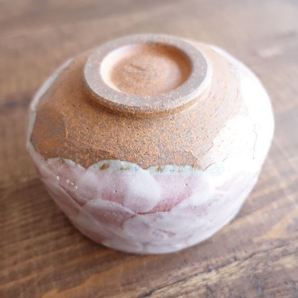 淡いピンクに菊柄がかわいい 都忘れ 初夏 茶碗 抹茶碗 菊絵 陶器 箱付き 抹茶碗 おしゃれ 美濃焼 和食器 ピンク 桃色 かわいい 茶器 お茶碗