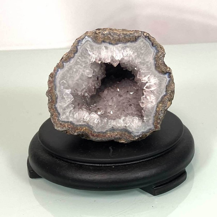 水晶ジオード 晶洞 台座付き｜淡色アメジスト含有 瑪瑙縁 天然原石