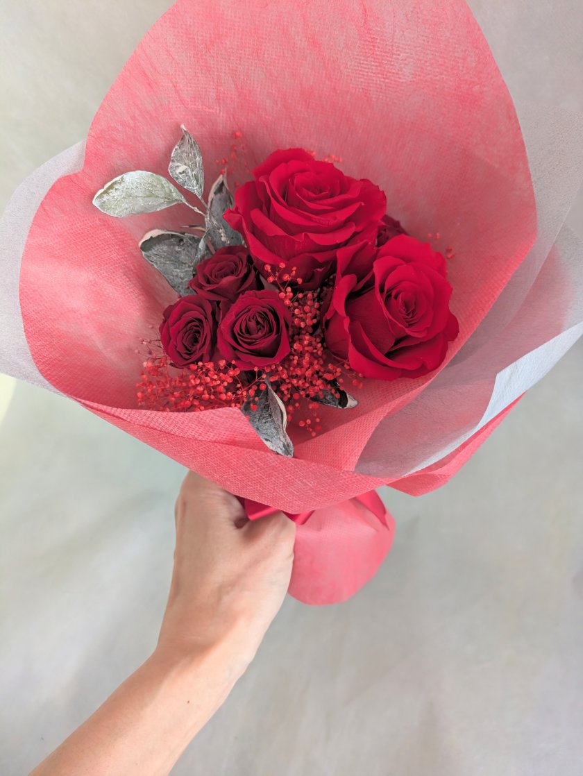 プリザーブドフラワー赤薔薇とミニ薔薇とかすみ草のふんわり花束8本