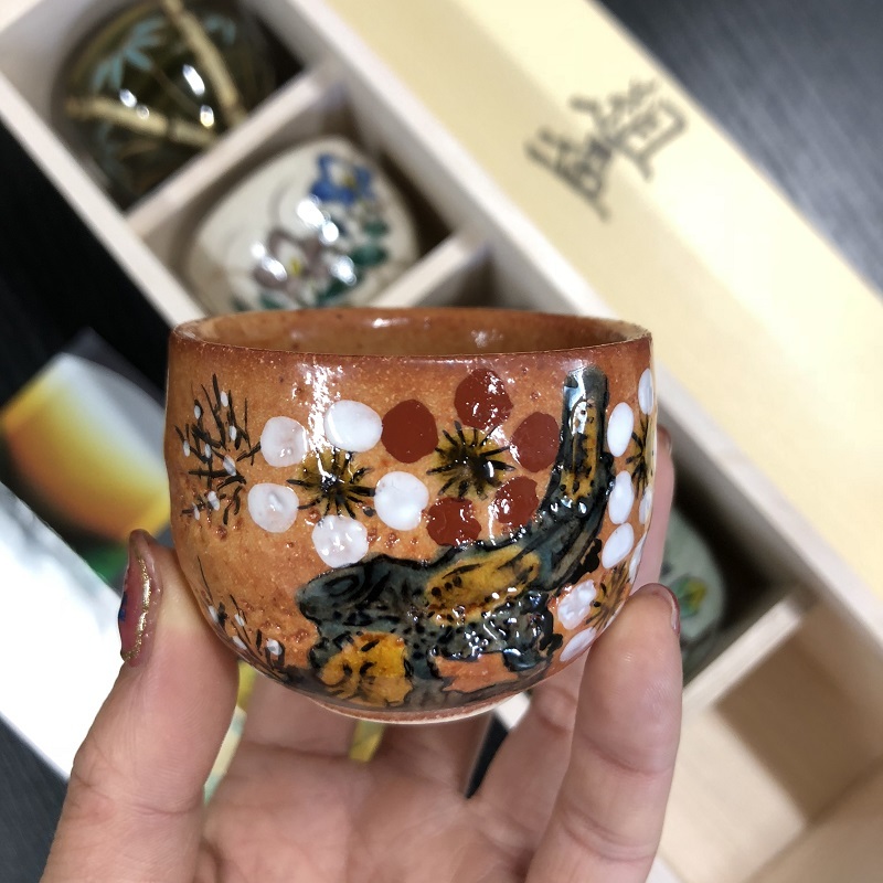 T 九谷造　ぐい呑み　盃５客　酒盃　唐津　花鳥 九谷焼 組盃 五草花 和食器 盃 ぐい呑み おちょこ 酒器 人気 ギフト