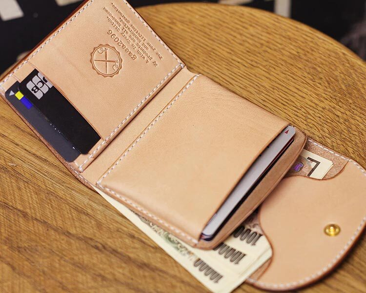 ハンドメイド（手縫い）栃木レザー ヌメ革 二つ折り財布 ミニウォレット ヌメ革 栃木レザー 財布 コインレス 三つ折り財布 ヌメ革財布 革財布