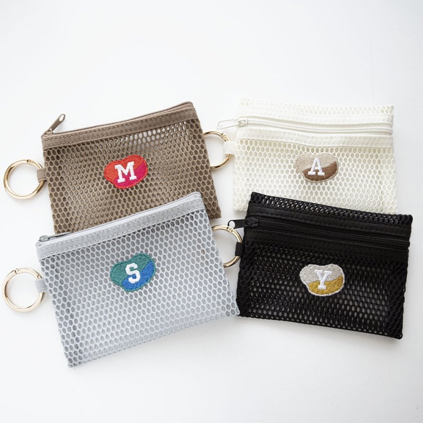 カラビナ付き メッシュフラットポーチ 【 刺繍 ニュアンス