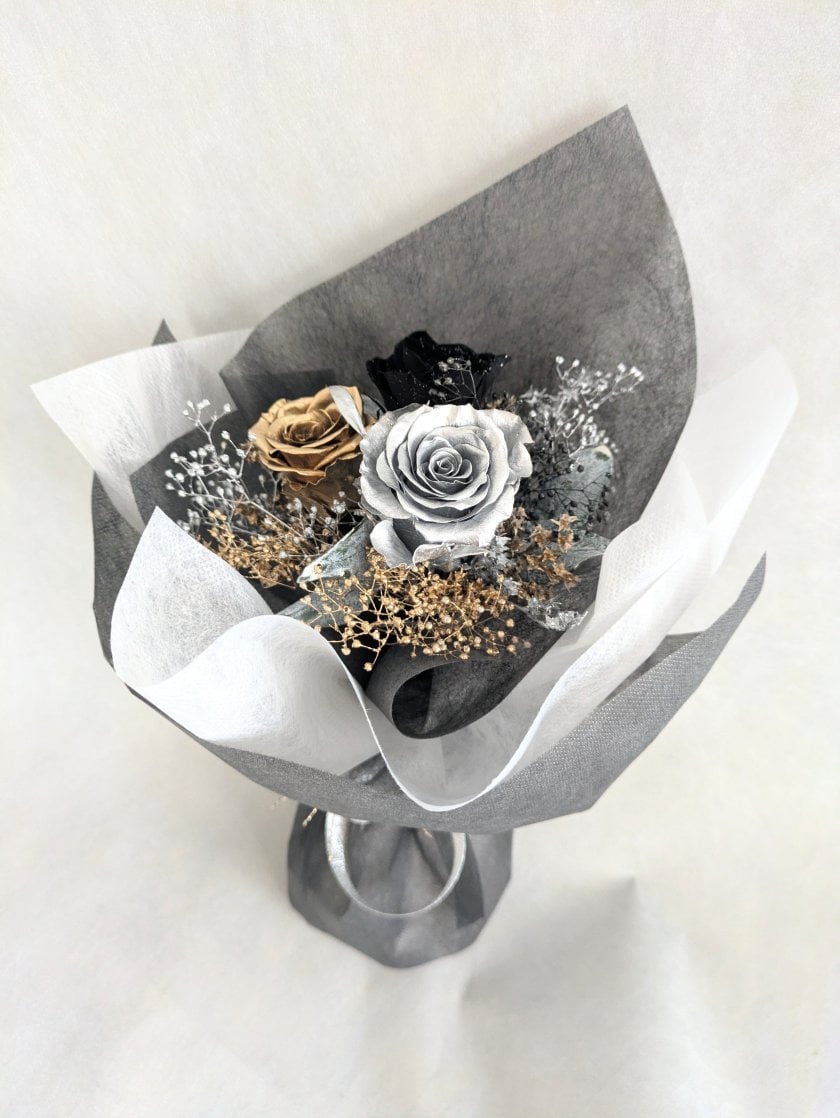 プリザーブドフラワー花材 白銀 プリザーブドフラワー花束／金、銀、黒の3色の薔薇と小花の宝石の輝き