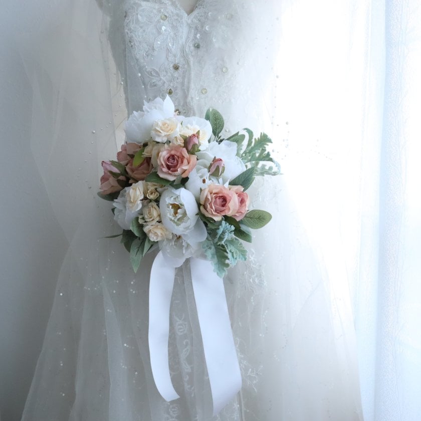 もん　オーダーブーケ　ブートニア　ウェディングブーケ　造花　前撮り　結婚式 ピオニーとバラのブーケ 造花 前撮り 結婚式 フォトウェディング 426
