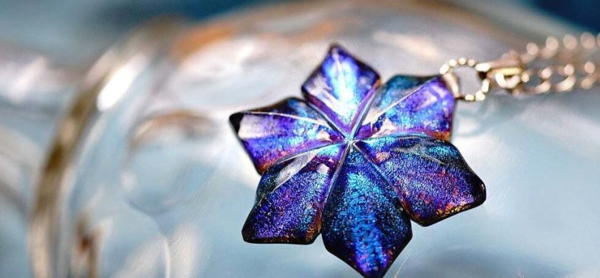 ハンドメイド青い花柄ガラスネックレス 彩虹の花』 雪の結晶のようなガラス花 変幻自在な煌き グリーン