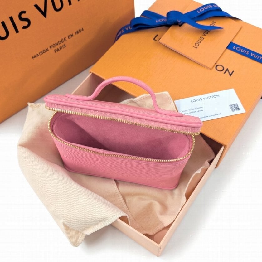 LOUIS VUITTON エピレザー シリンダー型ミニポーチ LOUIS VUITTON