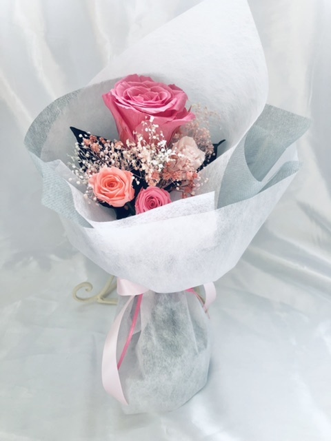 ピンクローズとミニ薔薇とかすみ草のふんわり花束（プリザーブド
