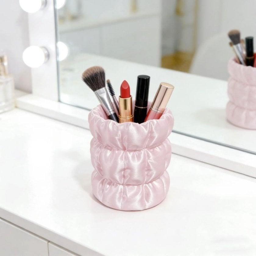 【CHANEL】 ブラックティッシュBOX小物入れとメイクブラシスタンドのセット CHANEL】 ブラックティッシュBOX小物入れとメイクブラシスタンドの