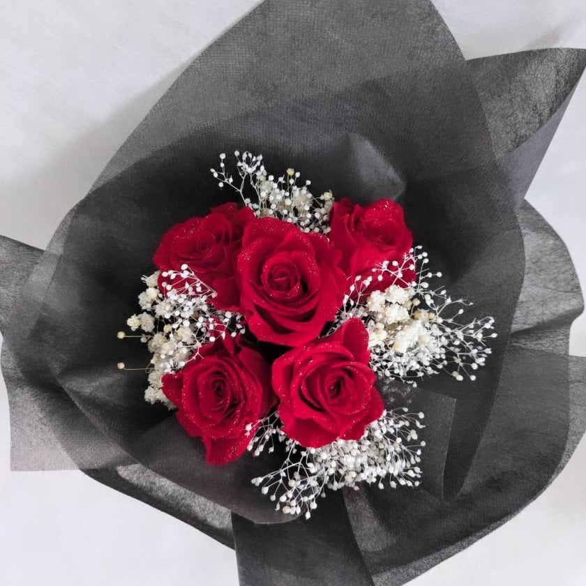 ラメ入りレッドローズ プリザーブドフラワー 花束 プリザーブドフラワー／赤い薔薇5輪とかすみ草の花束 - 【世都華
