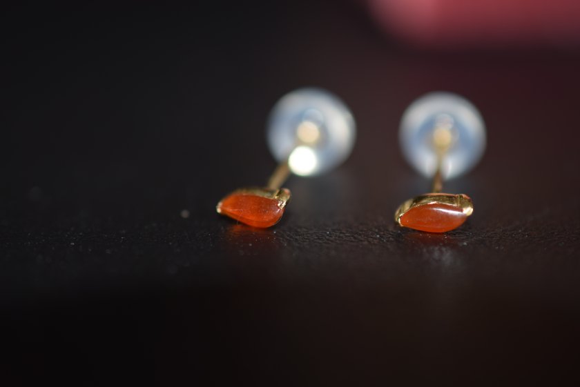 28 現品 特売 k18ゴールド 一粒 S字 マーキス ミニ ピアス 天然 赤翡翠 