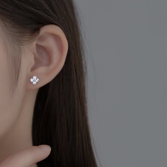 ピアス クローバー 四葉 花 シンプル 軟骨 金属アレルギー シルバー