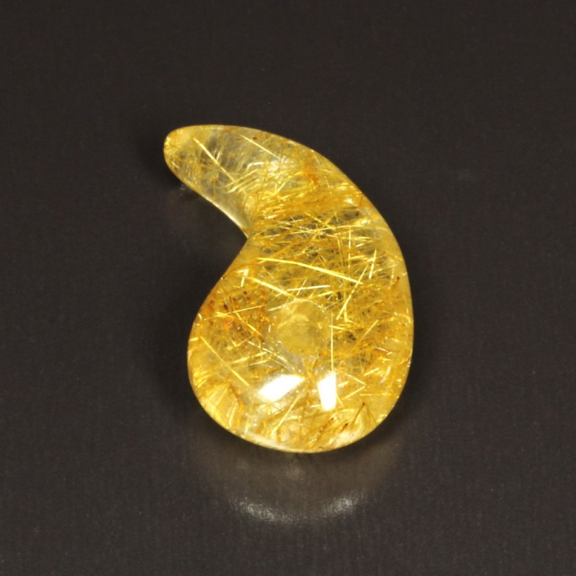 黄金色が目立ちます］一点物 ゴールドルチル 勾玉 Mr154 金針水晶 