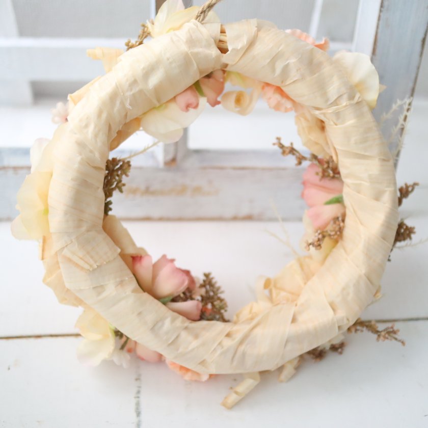 ヒノキ香る】かんなくずのバラと造花のリース 木のぬくもり 直送ok
